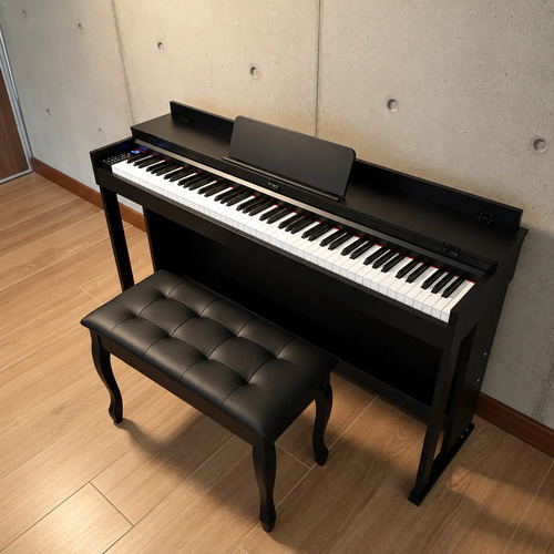 Piano digital negro de 88 teclas con banco acolchado y atril, instalado en interior.