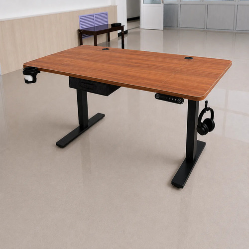Escritorio eléctrico motorizado 140x76 cm con tablero marrón y base negra, estructura elevable con accesorios laterales.