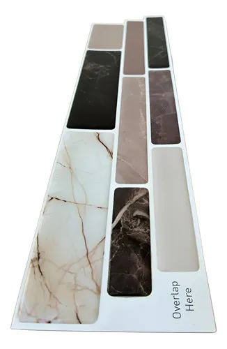 Muestrario de guardas autoadhesivas mosaico 3D desplegado en abanico con diseños de mármol en blanco, gris y negro