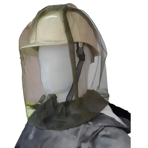 Gorro antimosquitos con red facial desplegada, estructura traslúcida y malla protectora frontal.