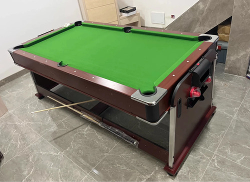 Mesa de pool billar 4 en 1 con tapete verde y estructura de madera marrón, vista de frente
