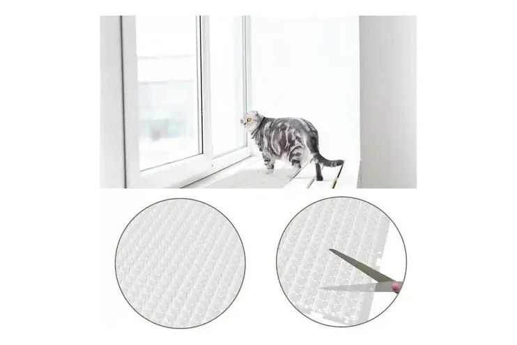 Alfombrilla ahuyenta gatos en el borde de una ventana con detalle de cómo cortarla con tijera
